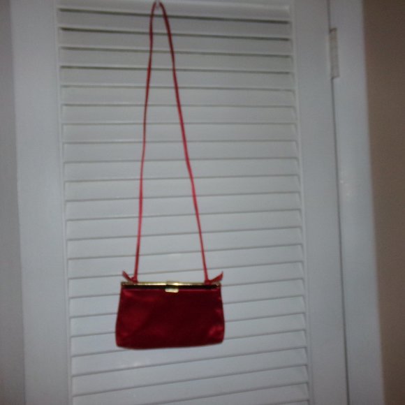 Vintage 60s red‎ satin evening bag 8x5 gold tone clasp 20 inch strap drop Great - Picture 2 of 4